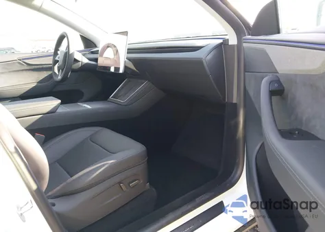 2026 Tesla Model Y Long Range Dual Motor All-Wheel Drive z USA, uszkodzony, nr VIN 7SAYGDED7TF446169